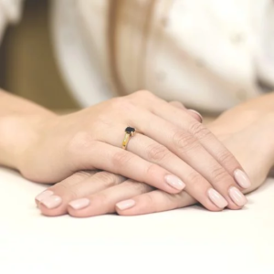 Pierścionek z białego złota z Szafirem 0,60ct. i Diamentami próby 585. W-0078SZAB